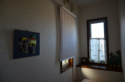 トイレの小窓に遮光タイプのロールスクリーン トイレの小窓に遮光タイプのロールスクリーン