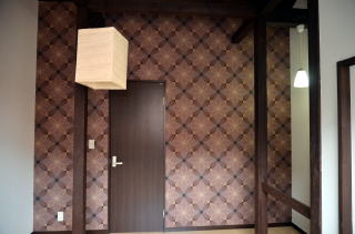 茶系の大柄なクロスで 茶系の大柄のクロスで仕上げました
